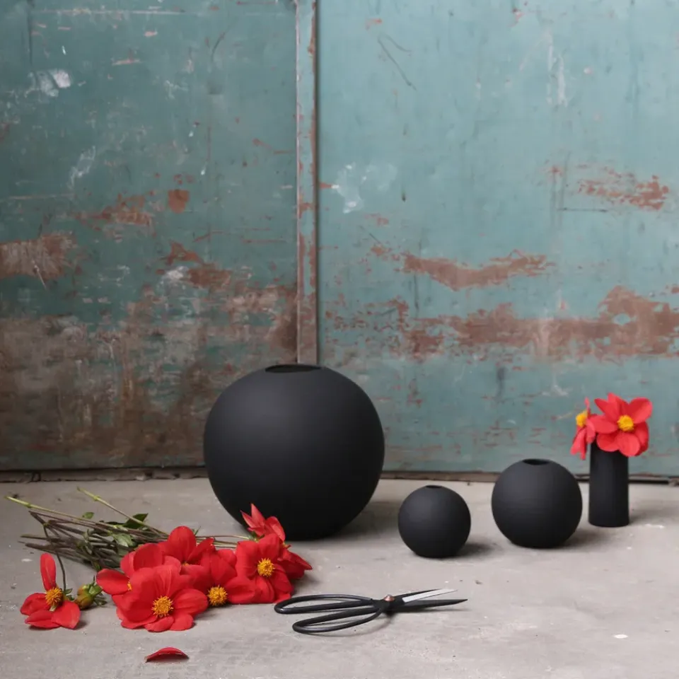 Discount Cooee Design Ball vase , 8 cm Black
