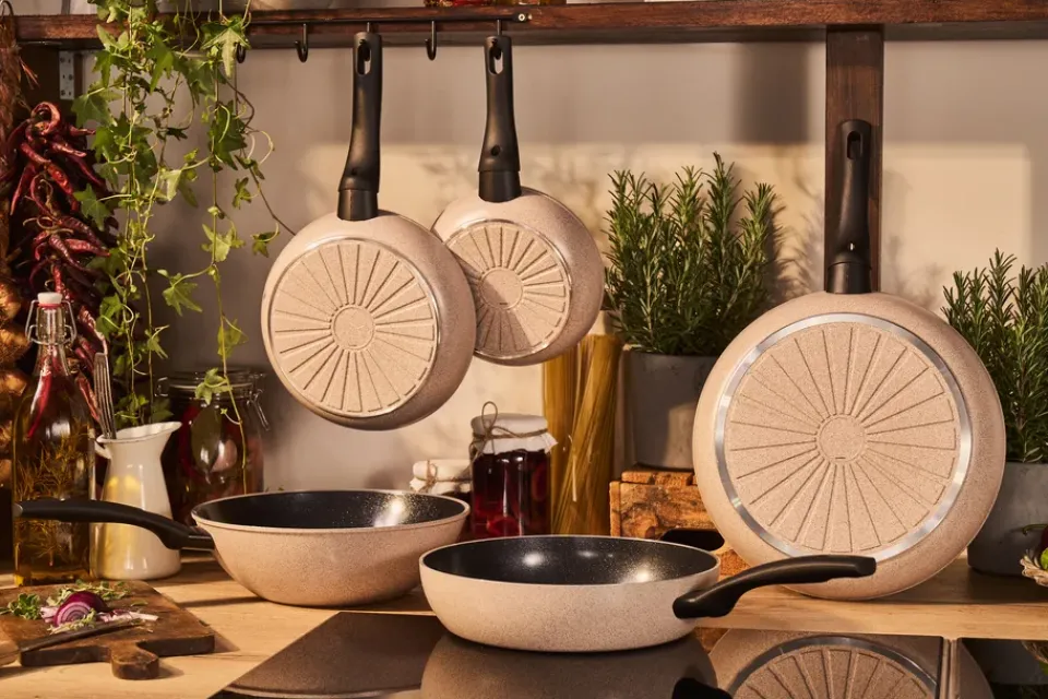Ballarini Ledro ceramic sauté pan with glass lid, 28 cm Beige