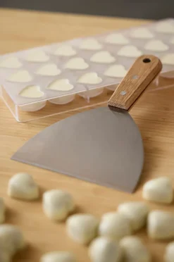 Spatulas & Dough Scrapers^Blomsterbergs chocolate scraper, Oak-stainless steel BrownSilver-coloured