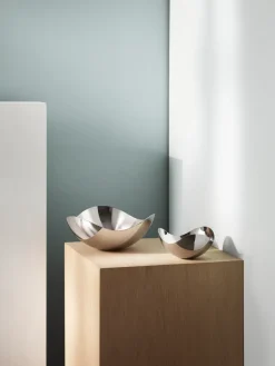Decorative Bowls^Georg Jensen Bloom serving bowl, small, Ø 26 cm GreySilver-coloured