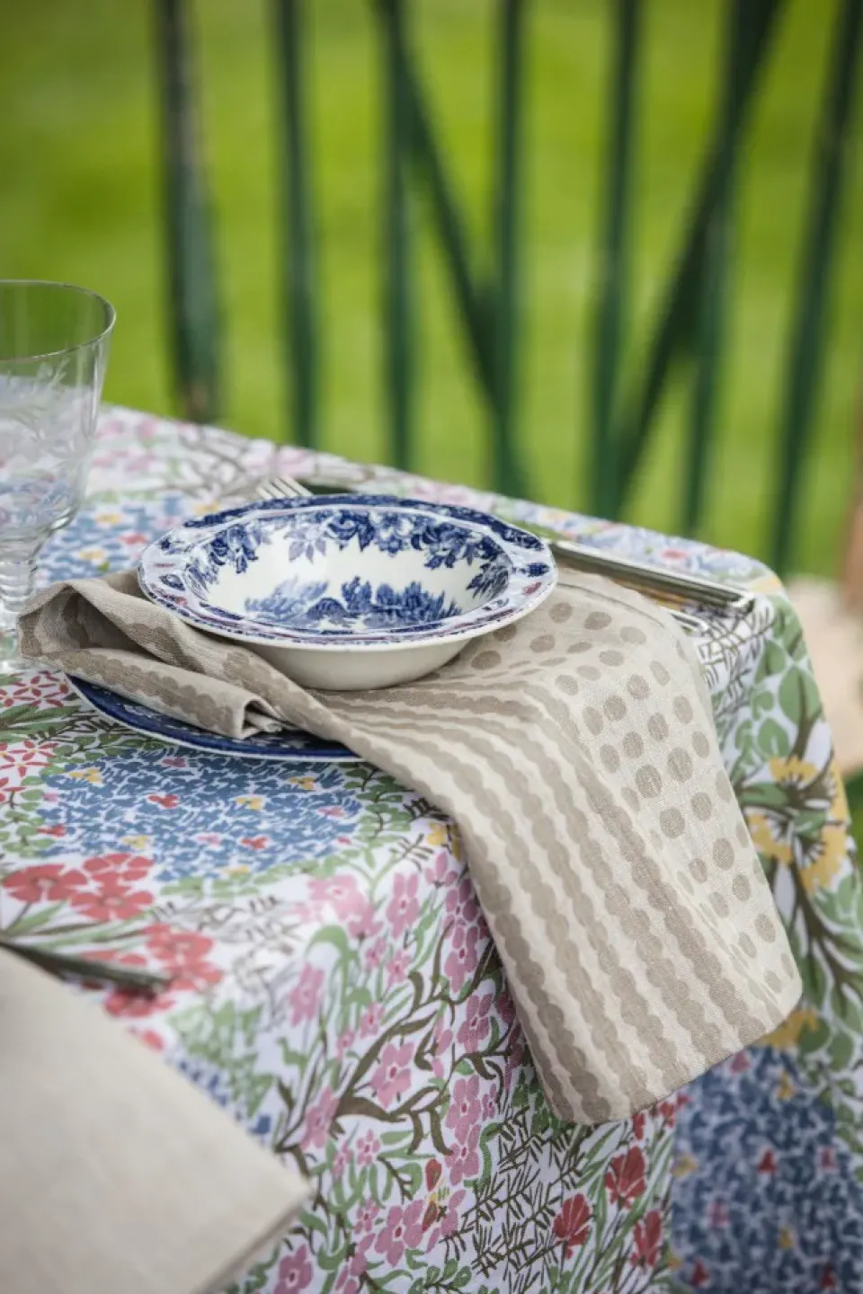 Outlet Almedahls Botanic Garden tablecloth 145x250 cm, Multi-blue MultiBlue