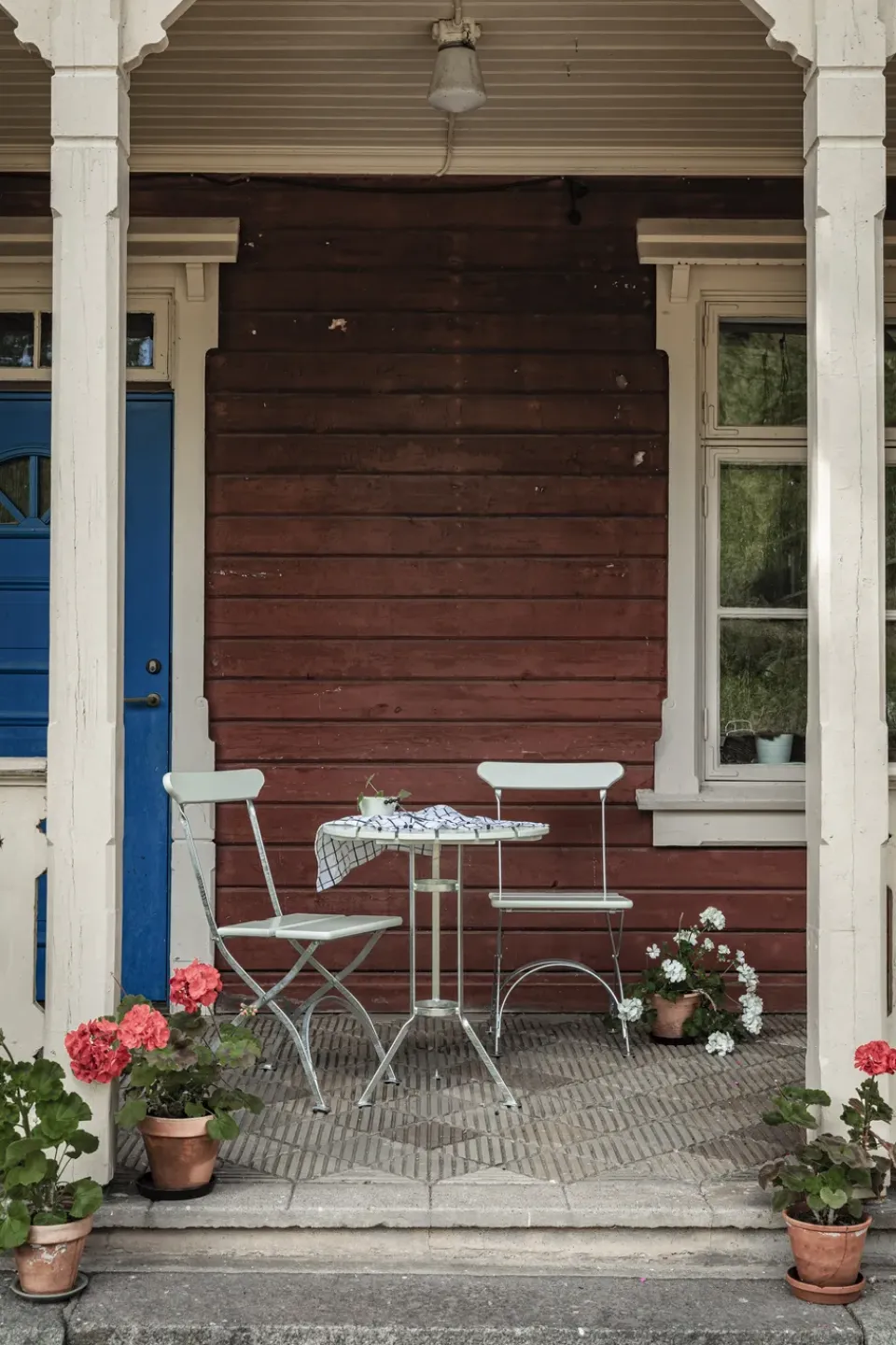 Balcony Furniture|Table For Outdoor Use^Grythyttan Stålmöbler Bryggeri tripod table, lacquer oak-hot-dip galvanized White