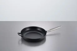 New STAUB Buster & Punch cast iron frying pan black Ø28 cm, Steel handle BlackSilver-coloured
