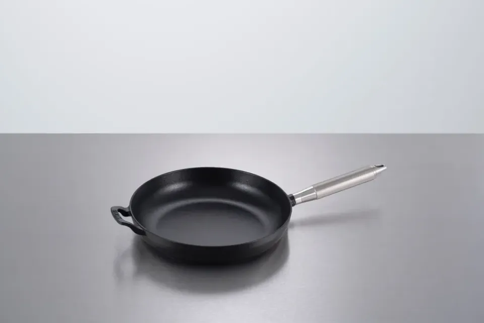 New STAUB Buster & Punch cast iron frying pan black Ø28 cm, Steel handle BlackSilver-coloured