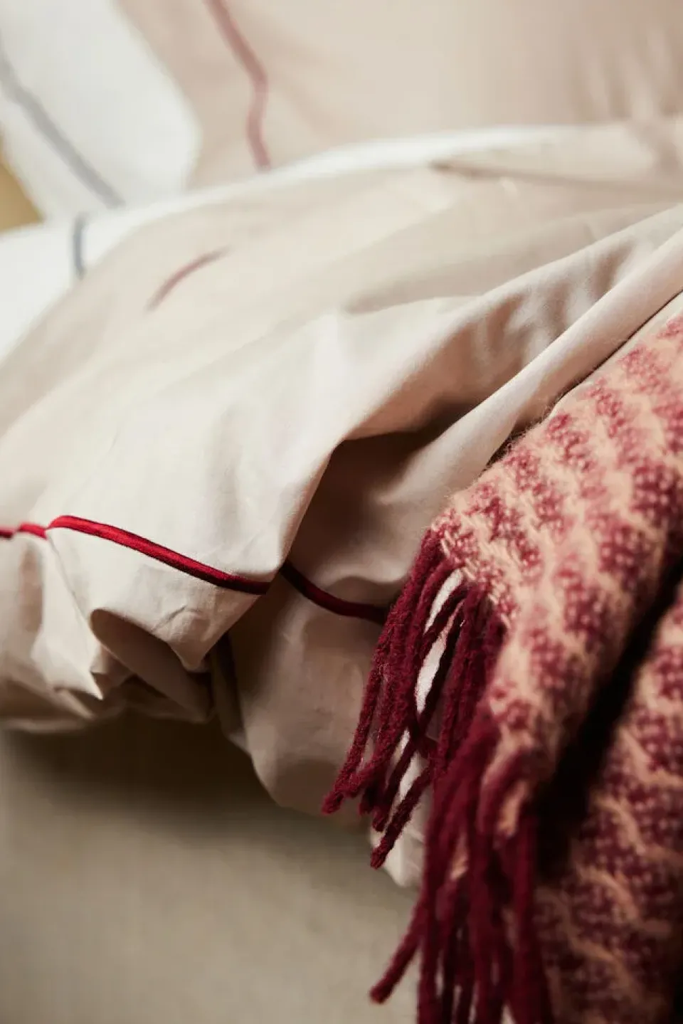 Outlet Sagaform Carl pillowcase 50x60 cm, Beige-burgundy Grey