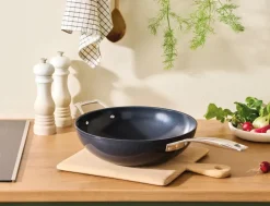Woks^Le Creuset Ceramic wok pan, 30 cm Black