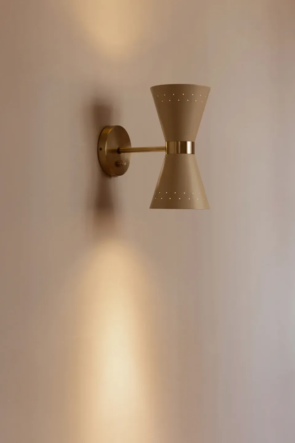 Audo Copenhagen Collector wall lamp 25 cm, Crème BeigeGold-coloured