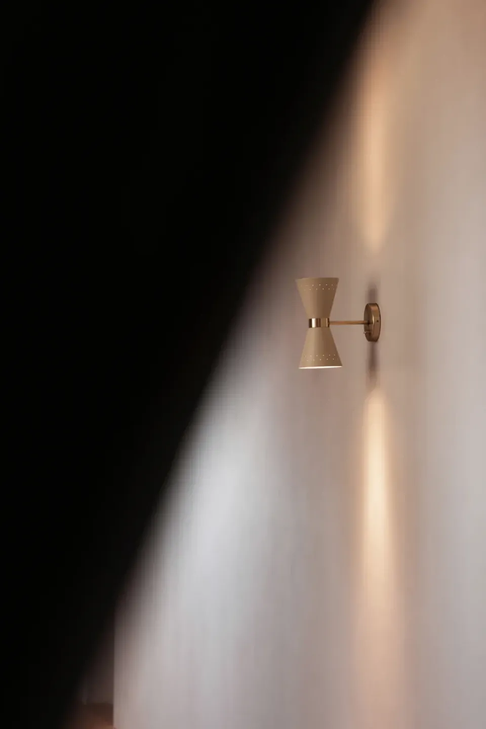 Audo Copenhagen Collector wall lamp 25 cm, Crème BeigeGold-coloured