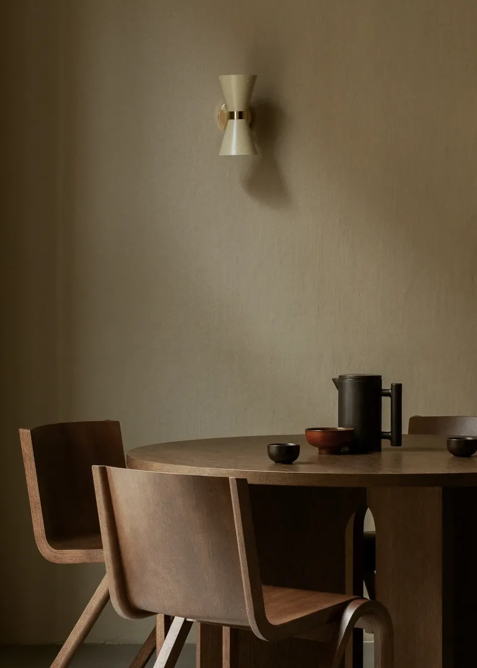 Audo Copenhagen Collector wall lamp 25 cm, Crème BeigeGold-coloured
