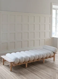 Gärsnäs Dag daybed, Beech-Barnum bouclé 01 Off White