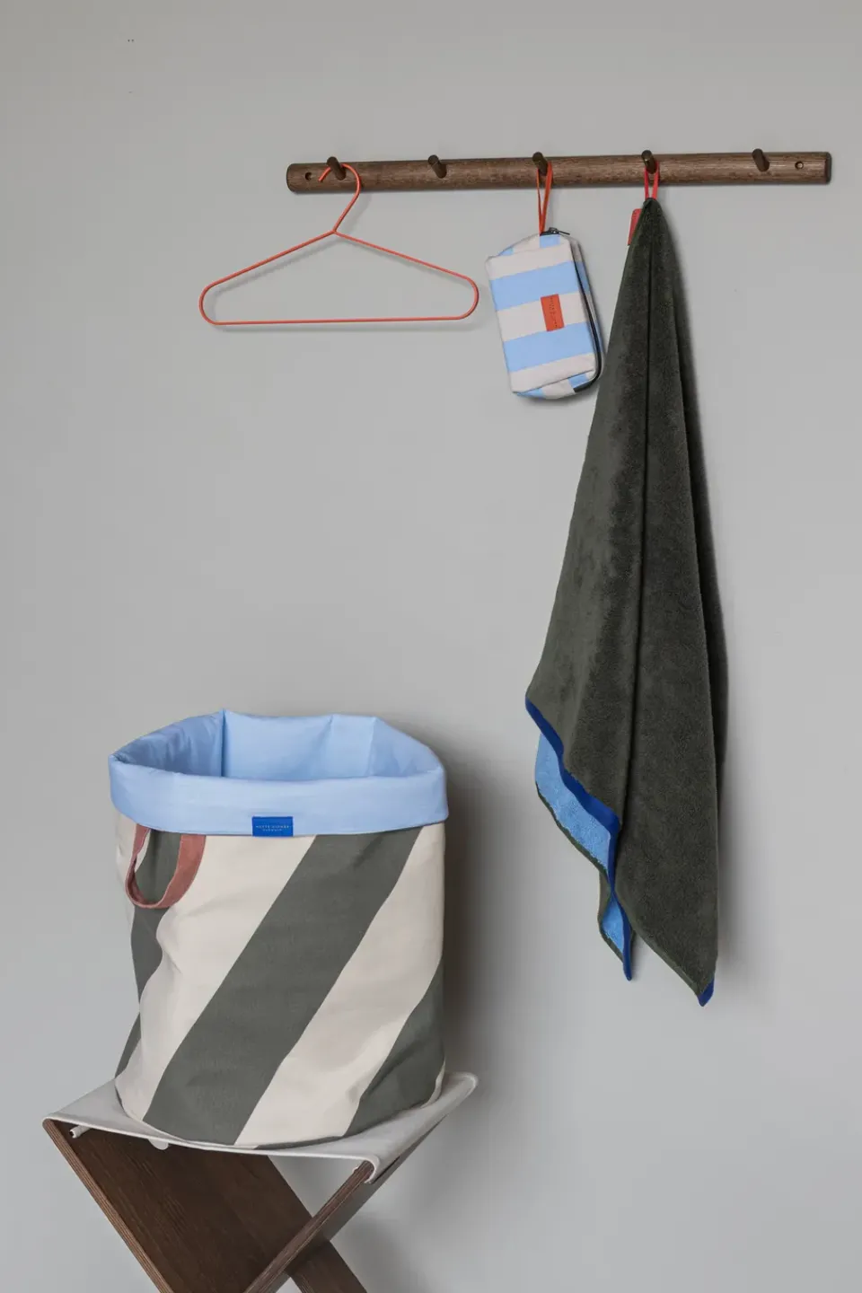 Laundry Baskets^Mette Ditmer Diagonal laundry basket Ø40x50 cm, Dark olive-sand BeigeBrown