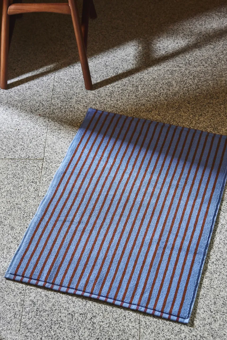 Clearance Scandi Living Drift bath mat 50x70cm, Blue-red BlueRed