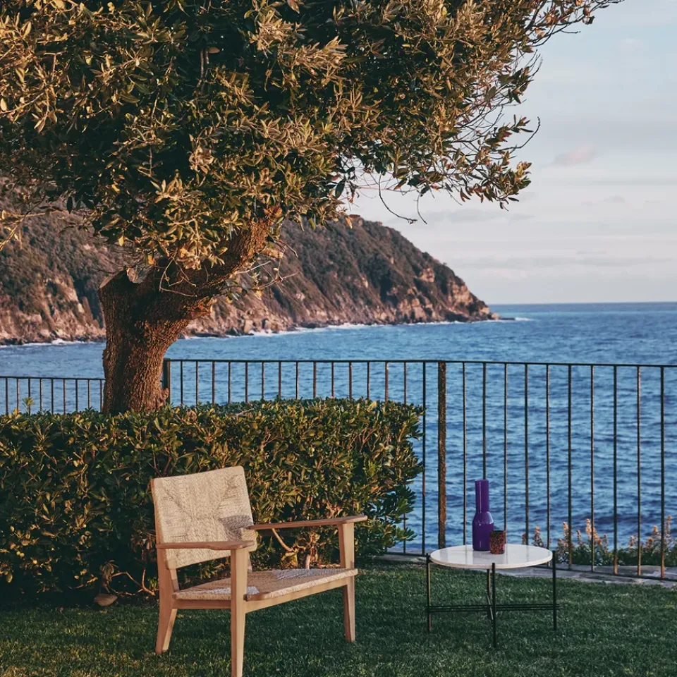 Discount GUBI F-chair Outdoor lounge chair, Teak Brown