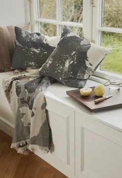 AYTM Floreo throw 130x170 cm, White- Grey
