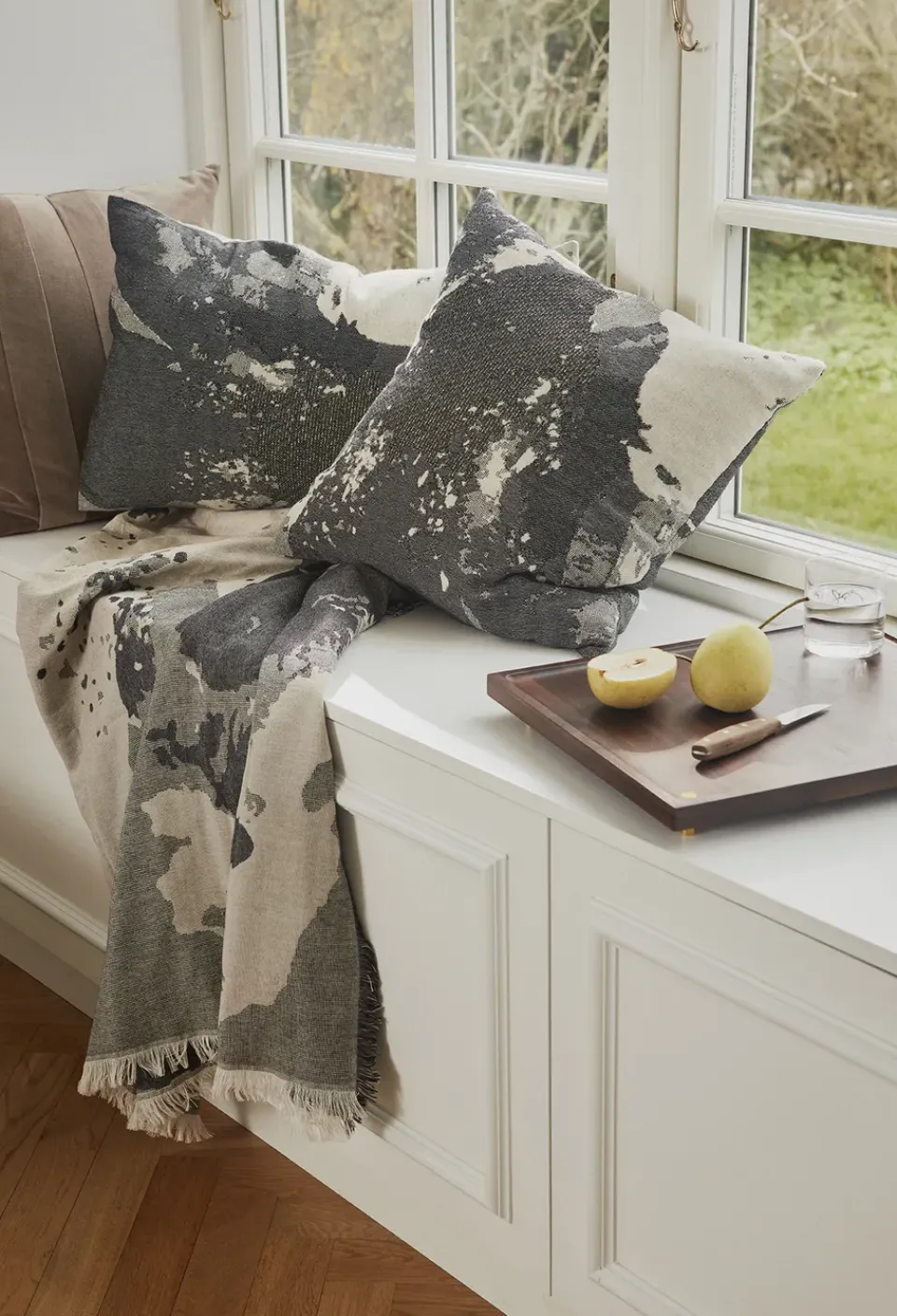 AYTM Floreo throw 130x170 cm, White- Grey
