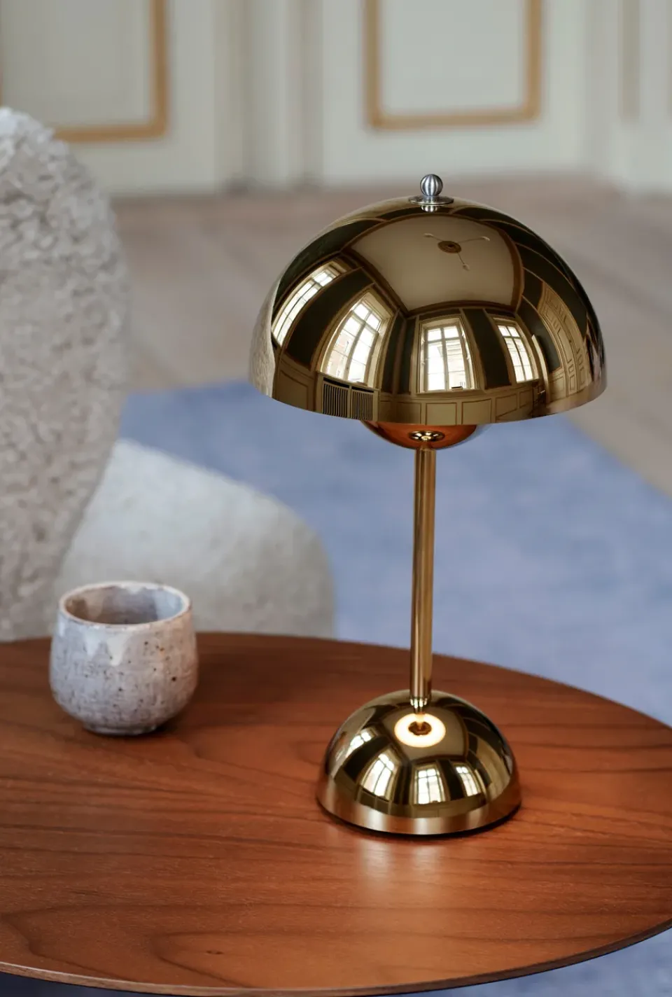 Sale &Tradition Flowerpot portable table lamp VP9, Brass BeigeYellow