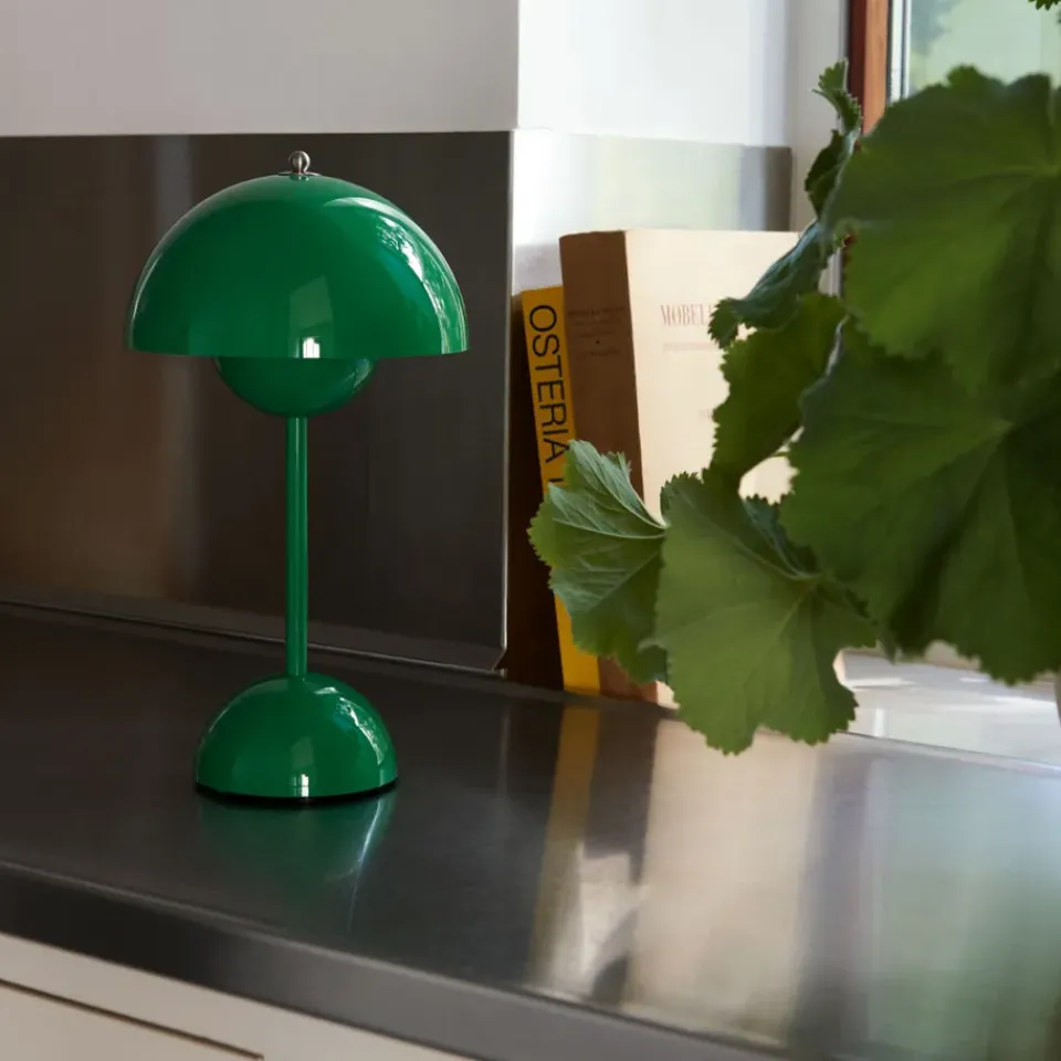 Online &Tradition Flowerpot portable table lamp VP9, Signal Green