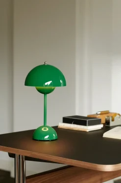 Online &Tradition Flowerpot portable table lamp VP9, Signal Green