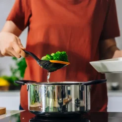 Fiskars Functional Form cooking spoon 29.6 cm, Black OrangeBlack