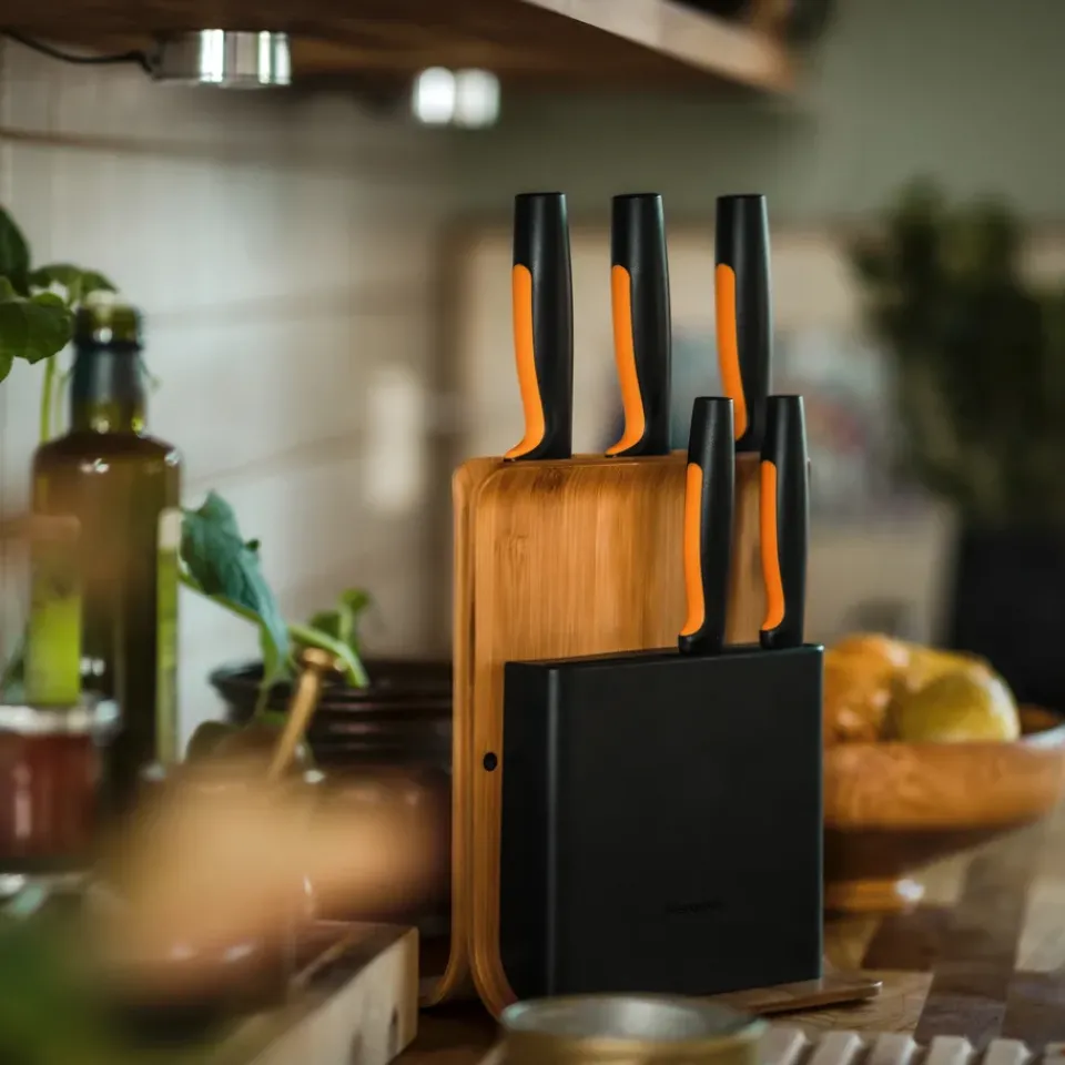 Fiskars Functional Form knifeblock in bamboo with 5 knives, 6 pieces BrownBlack