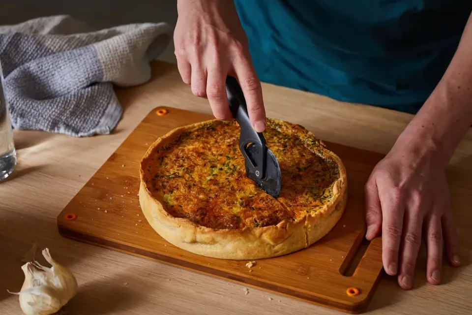 Clearance Fiskars Functional Form pizza cutter, Black