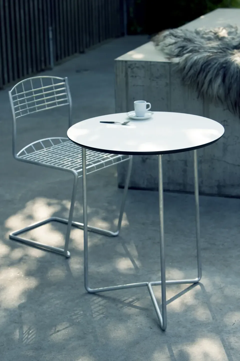 Table For Outdoor Use^Grythyttan Stålmöbler High Tech table, -hot-dip galvanized stand, Ø60 cm White
