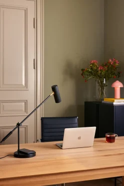 New Globen Lighting Hubble Read table lamp with wireless charging, Black