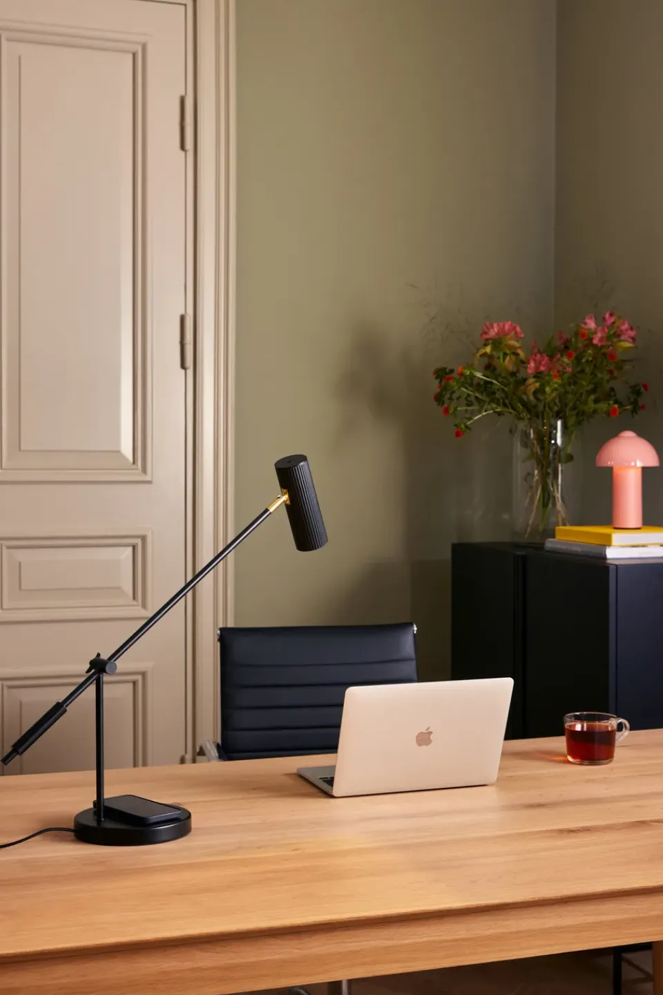 New Globen Lighting Hubble Read table lamp with wireless charging, Black