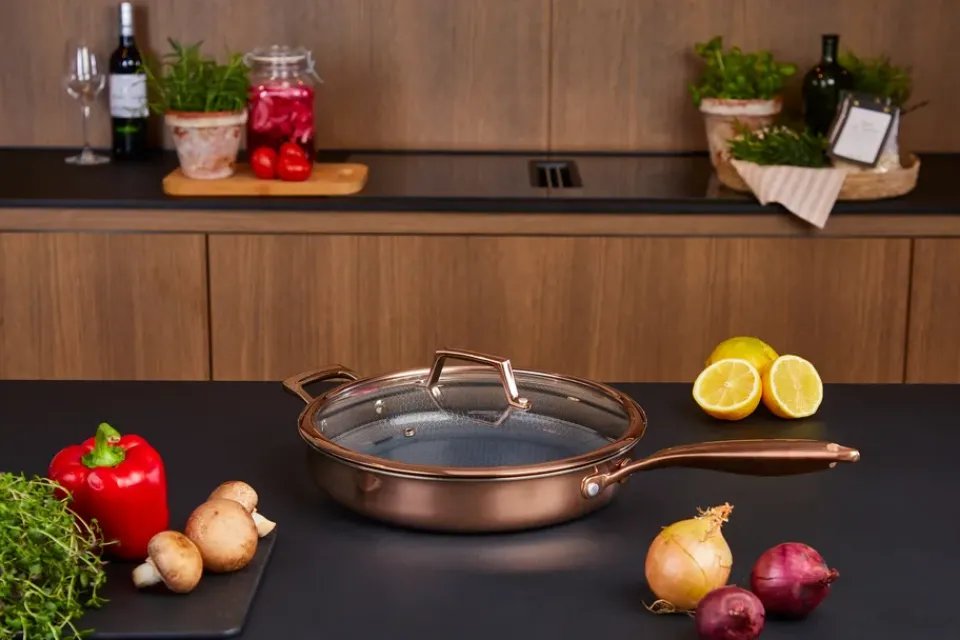 Saucier & Sauté Pans^Hâws Santo cast-iron frying pan with lid hybrid coating, Rose Gold OrangeSilver-colouredBlack
