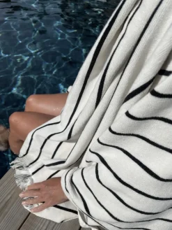 Tell Me More Juno bath towel 100x180 cm, Black