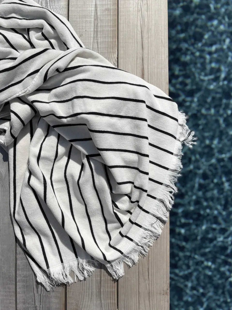 Tell Me More Juno bath towel 100x180 cm, Black