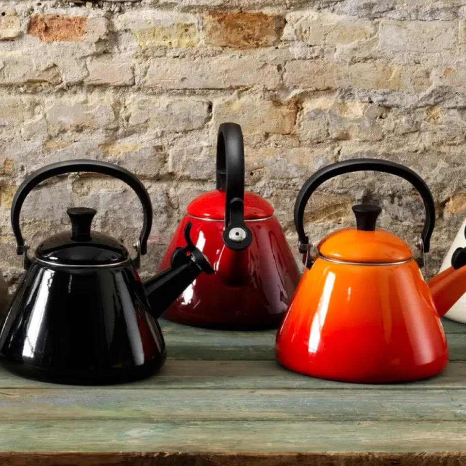 Coffee Presses & Makers^Le Creuset Kone kettle with whistle, Cerise Red
