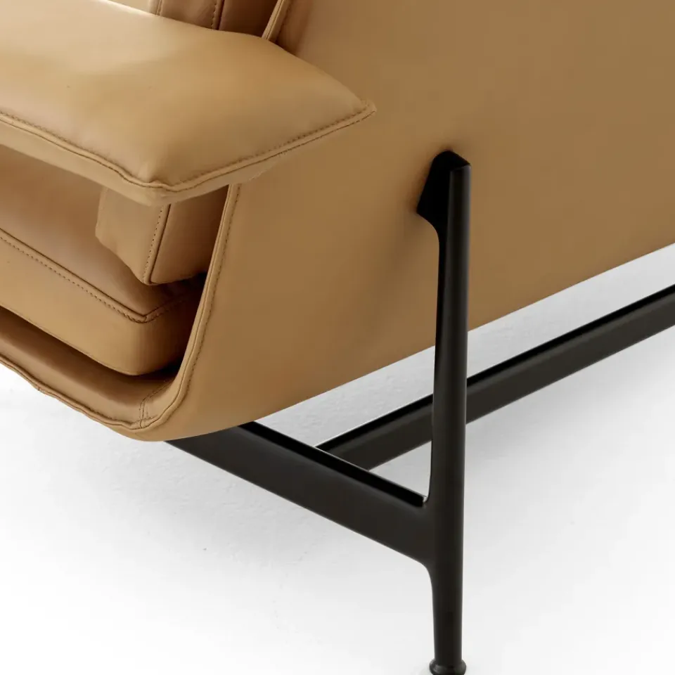 Sofas^&Tradition Meantime AV30 2-seater sofa, Warm black-Noble leather Cognac Brown