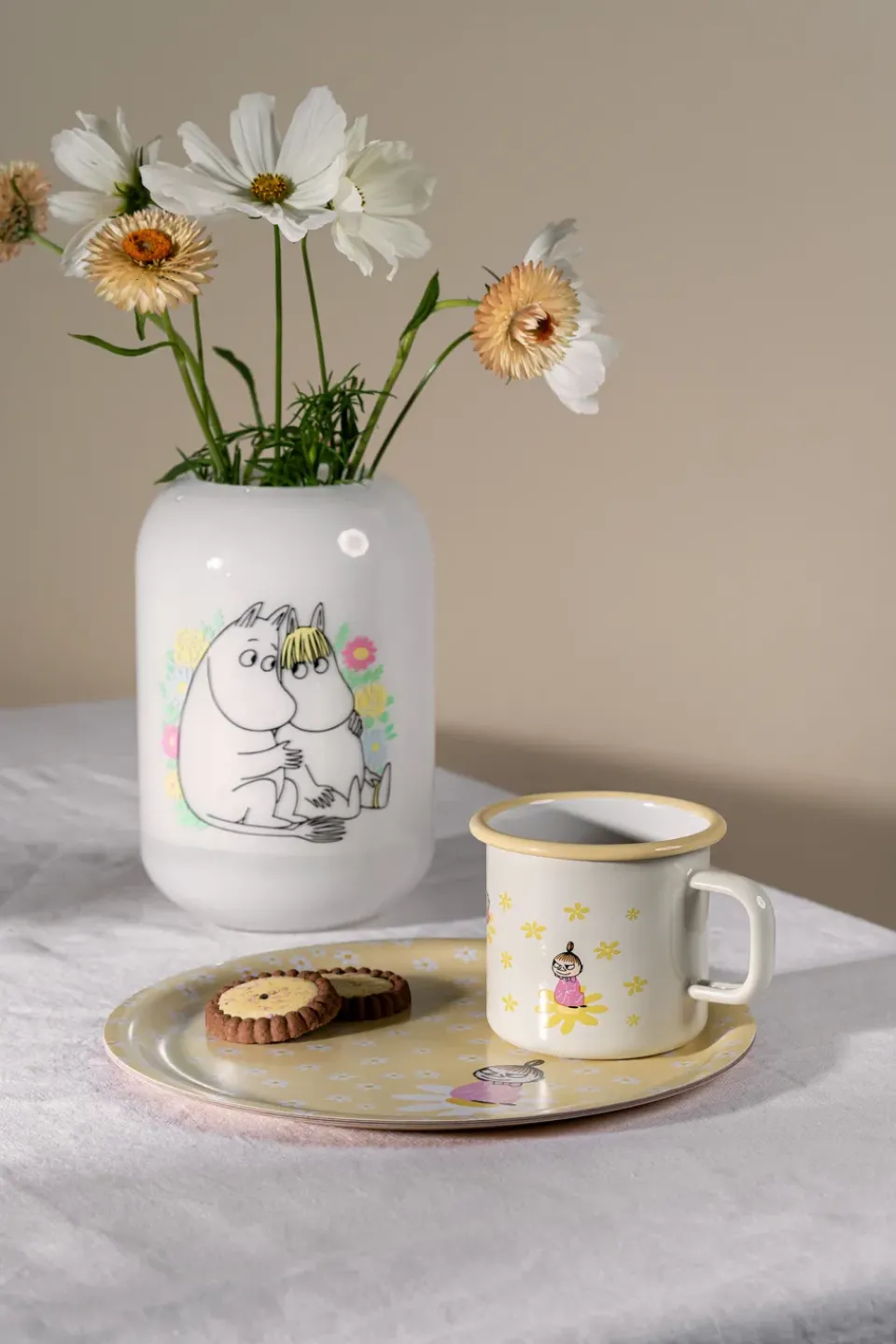 Moomin Mugs^Muurla Moomin enamel mug 37 cl, Flowers White