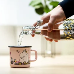 Moomin Mugs|Coffee Cups^Muurla Moomin enamel mug hugs 37 cl, Rosa Pink