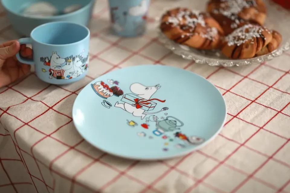 Clearance Rätt Start Moomin Picnic flat plate Ø19.5 cm, Light Blue