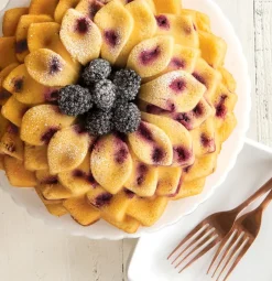 New Nordic Ware blossom bundt baking tin, 2.4 L Gold-coloured
