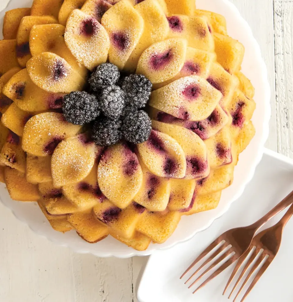 New Nordic Ware blossom bundt baking tin, 2.4 L Gold-coloured