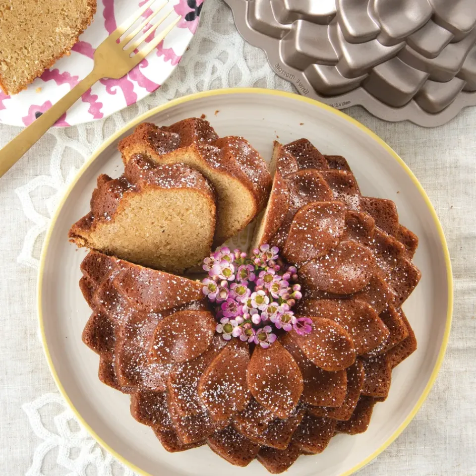 New Nordic Ware blossom bundt baking tin, 2.4 L Gold-coloured