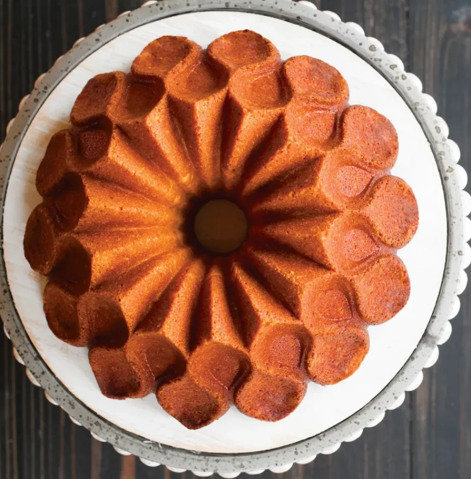 Cookie/Biscuit Cutters & Cake Tins^Nordic Ware crown bundt baking tin, 2.4 L Gold-coloured