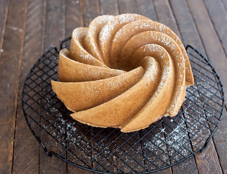 Nordic Ware heritage bundt baking tin gold, 2.4 L Gold-coloured