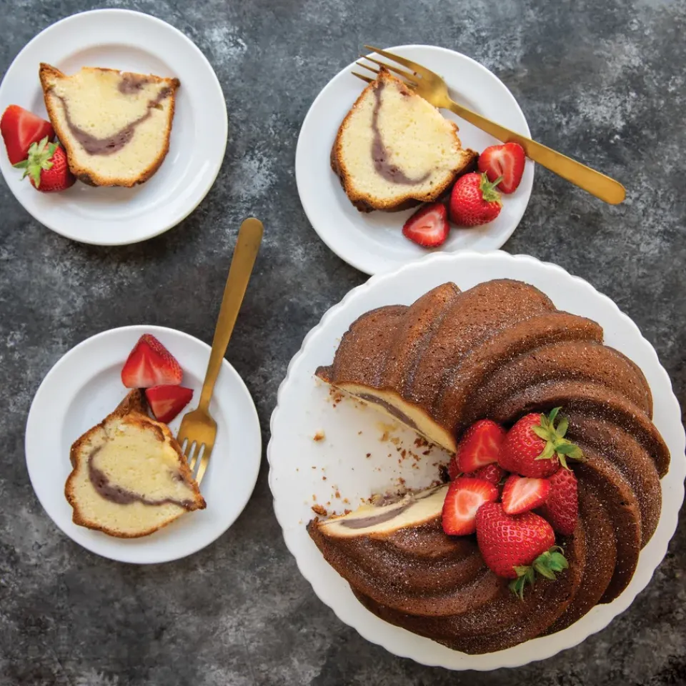 Cookie/Biscuit Cutters & Cake Tins^Nordic Ware swirl bundt baking tin, 2.4 L Gold-coloured