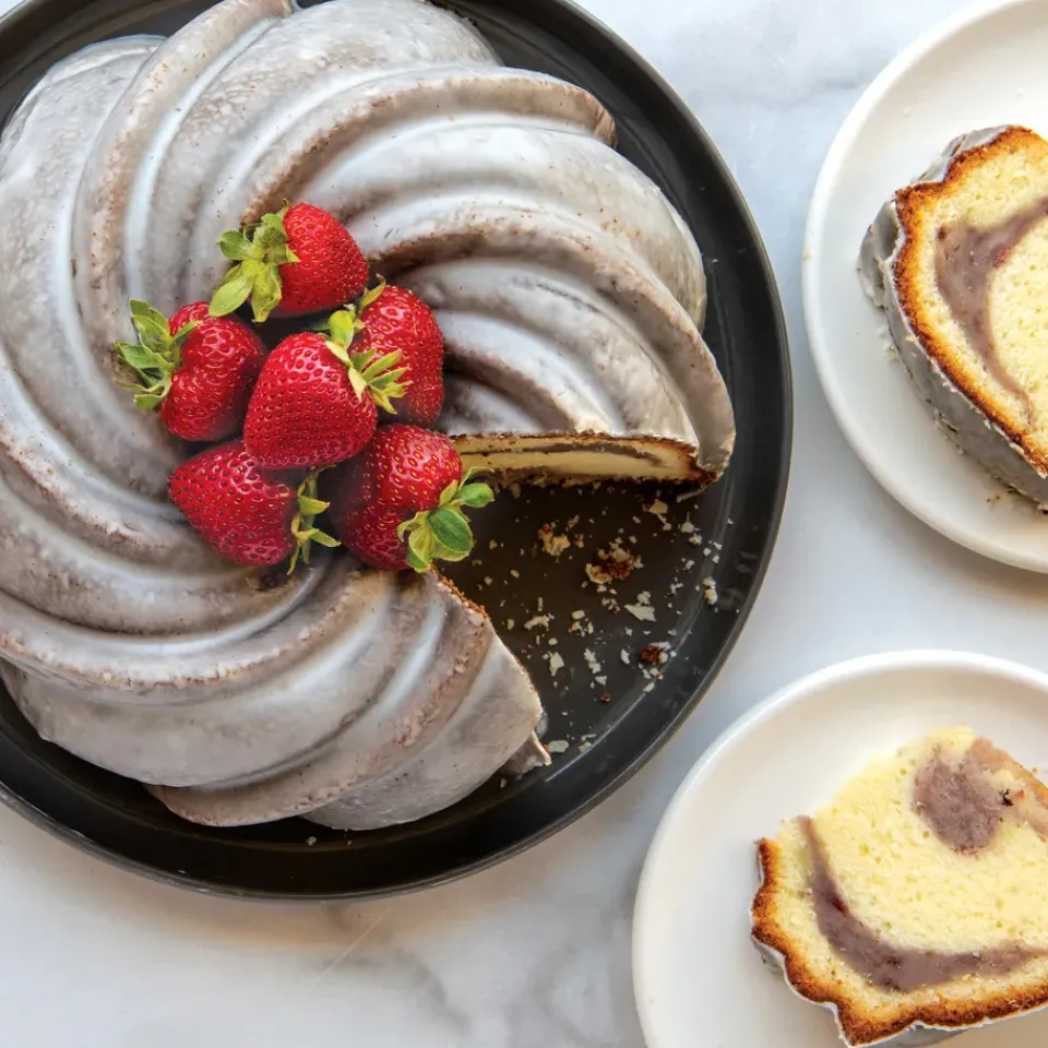 Cookie/Biscuit Cutters & Cake Tins^Nordic Ware swirl bundt baking tin, 2.4 L Gold-coloured