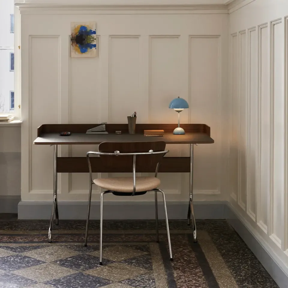 &Tradition Pavilion AV17 desk, Mushroom linoleum, lacquered oak, chrome legs Brown