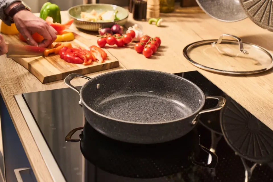 Saucier & Sauté Pans^Ballarini Salina Ceramic Granite serving pan with glass lid, 28 cm Grey