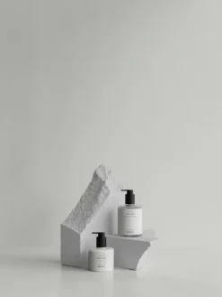 Clearance Blomus Satomi hand lotion 300 ml, Fuji Tea White