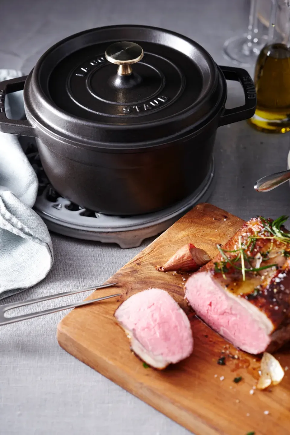 New STAUB round casserole dish 5.2 l, Black