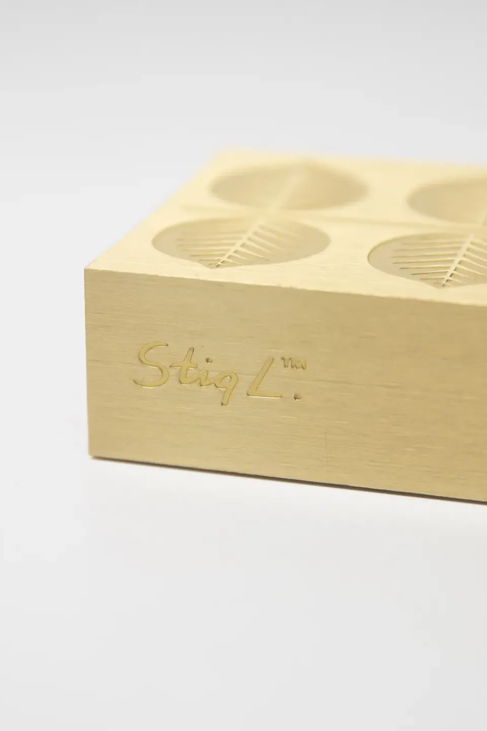 Online Pluto Design Stig L Berså matchbox 6,8x12 cm, Gold Gold-coloured