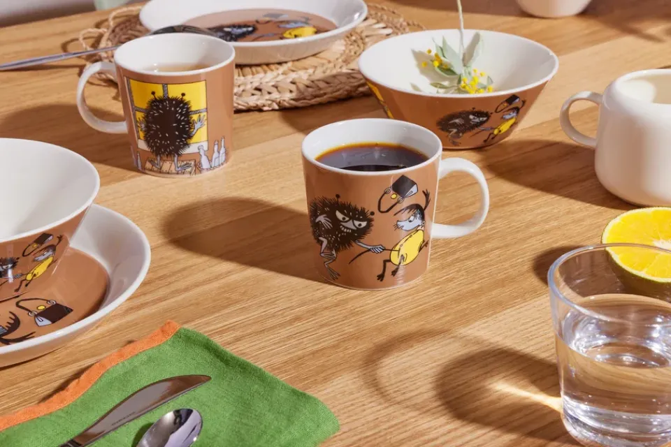 Best Moomin Arabia Stinky in action Moomin mug, Brown
