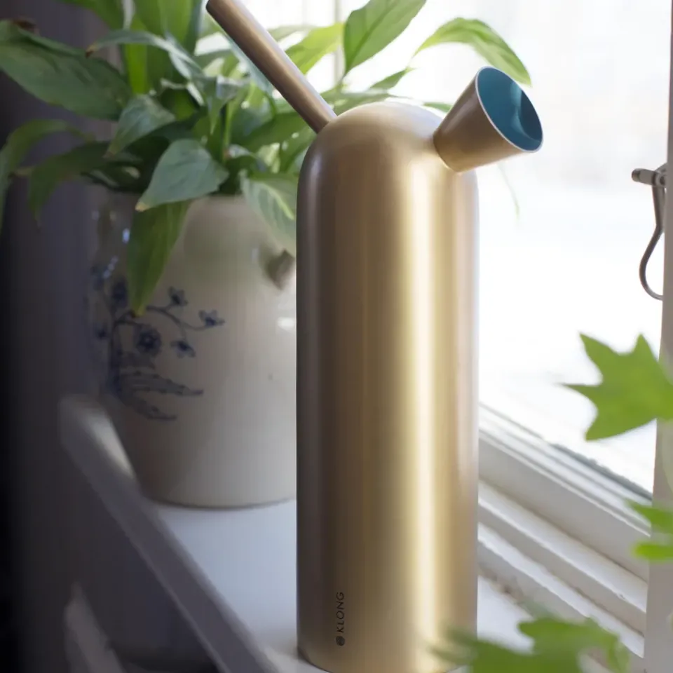 KLONG Svante watering can, brass Gold-coloured